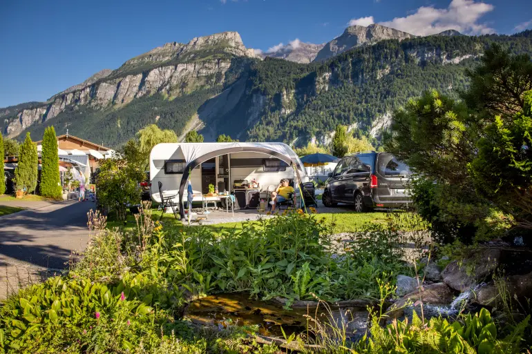 Pitches for caravans, motorhomes, campervans and tents at Camping Aaregg right on the shores of Lake Brienz, Switzerland