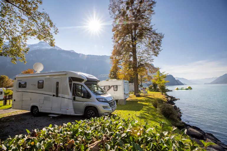 Pitches for campervans, motorhomes, caravans and tents right on the shores of Lake Brienz at Camping Aaregg