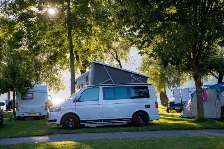 Parcelles ombragées pour camping-cars, caravanes ou tentes au Camping Aaregg au bord du lac de Brienz, Suisse