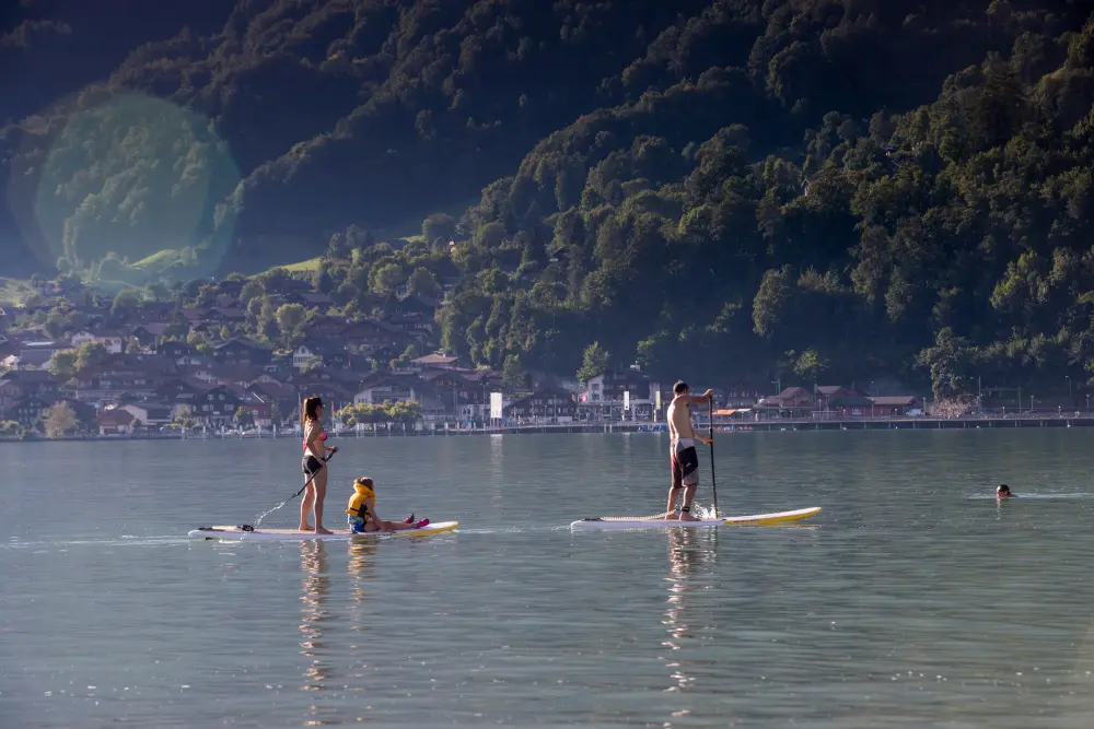 Sup Paddeltour auf dem Brienzersee am Camping Aaregg in Brienz Schweiz