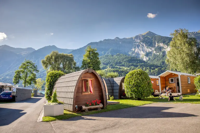 Igloos en bois et cabanes à louer au Camping Aaregg au bord du lac de Brienz, Suisse