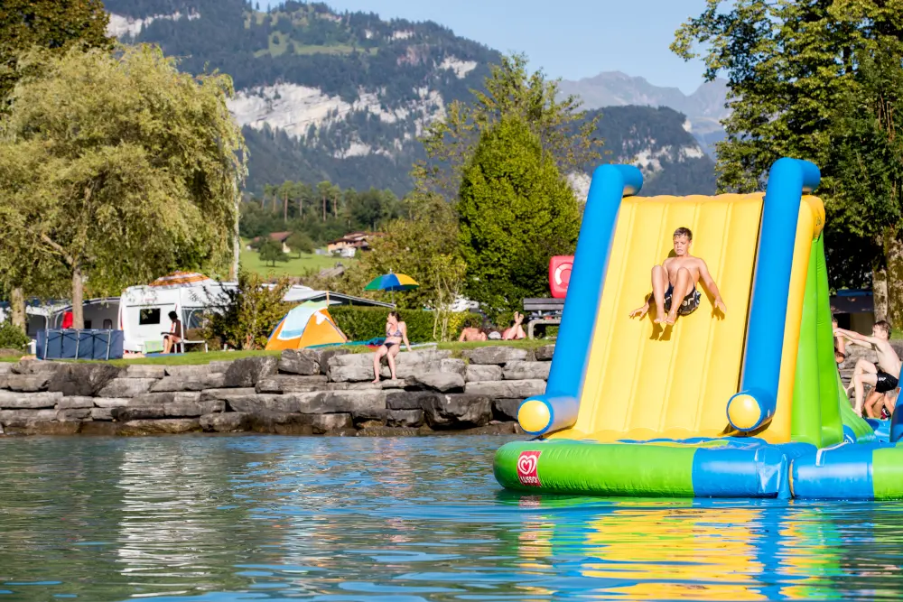 Parc aquatique dans le lac de Brienz au Camping Aaregg à Brienz Suisse