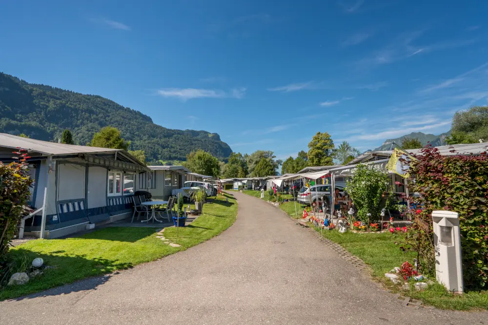 Emplacements à la saison et à l'année au Camping Aaregg à Brienz au bord du lac de Brienz, Suisse