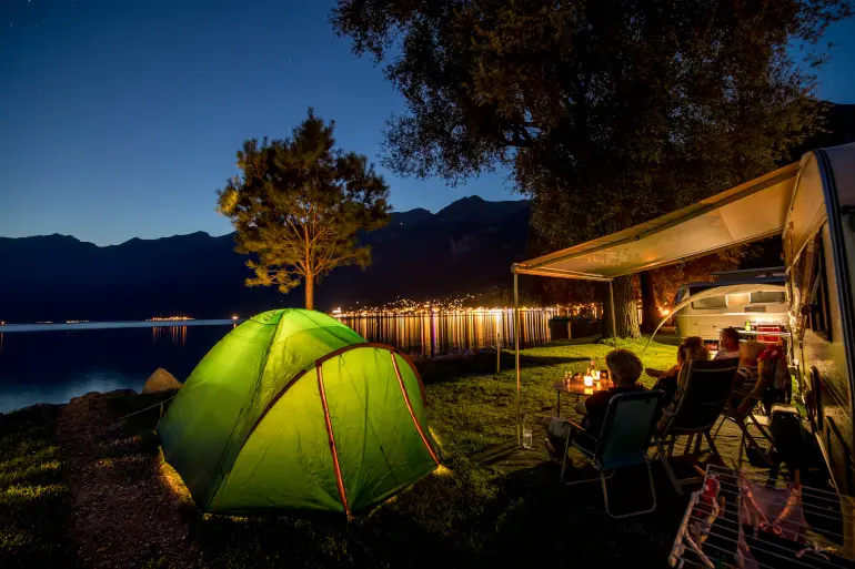 Parcelles pour caravanes, camping-cars et tentes sur les rives du lac de Brienz, Brienz, Suisse