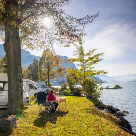 ambiance automnale au camping aaregg au bord du lac de brienz.webp.webp