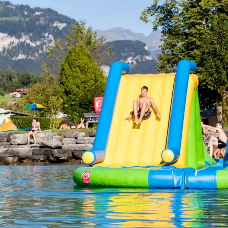 château gonflable sur le lac de brienz.webp