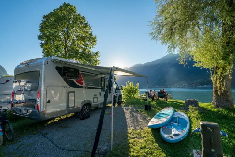 Emplacement au lac royal au Camping Aaregg au bord du lac de Brienz, Suisse