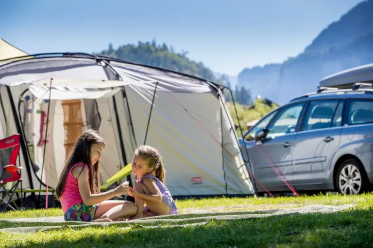 Parcelle standard pour camping-cars et caravanes au Camping Aareg au bord du lac de Brienz, Suisse