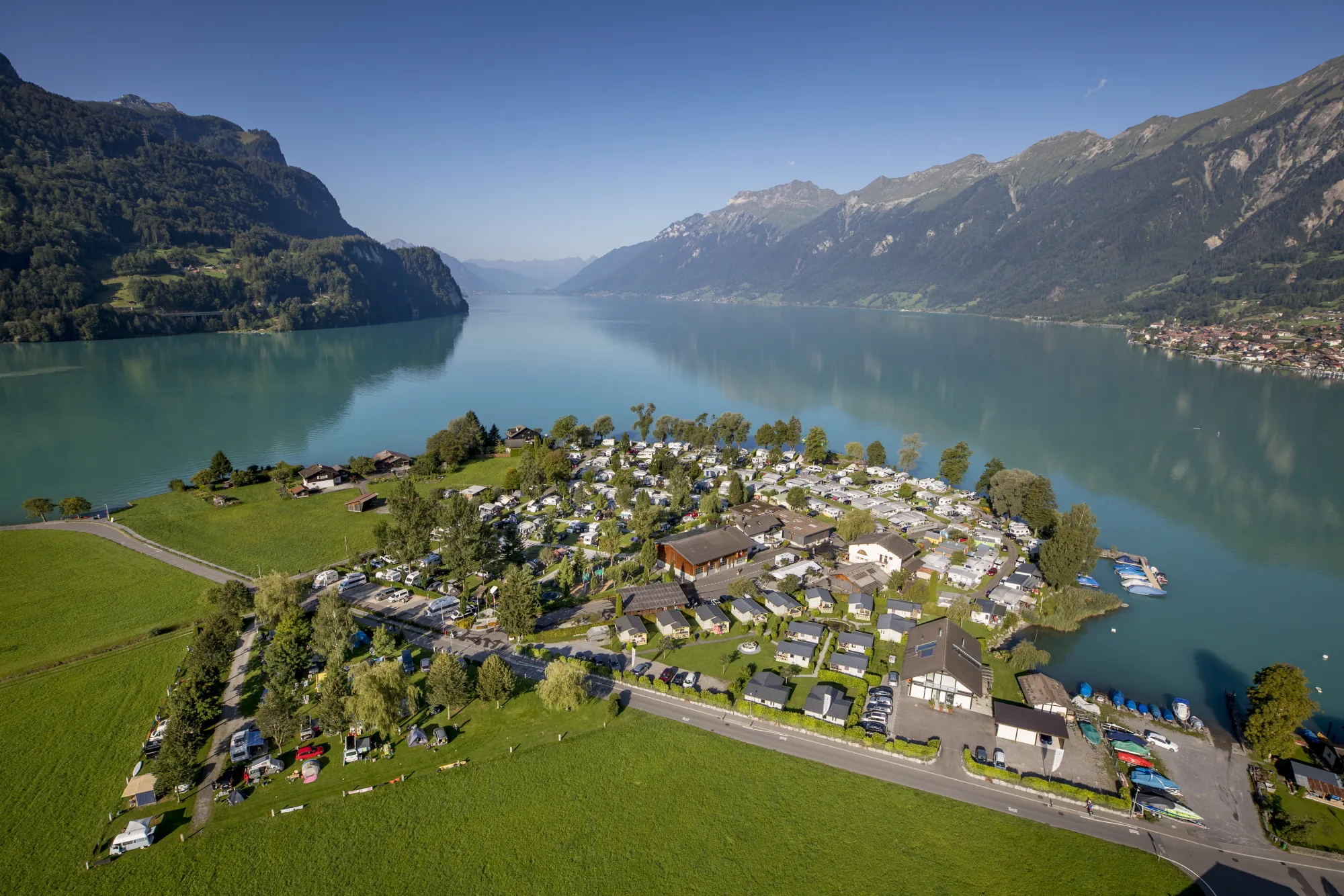 Camping Aaregg am Brienzersee — Blick auf den See mit Alpenkulisse